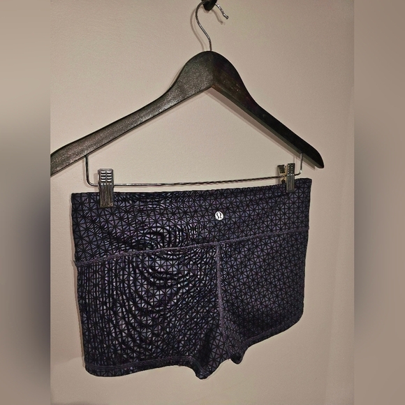 Lululemon Boogie Spandex Athletic Shorts Geometric Print Women’s Size 8 Fitted - Picture 4 of 5